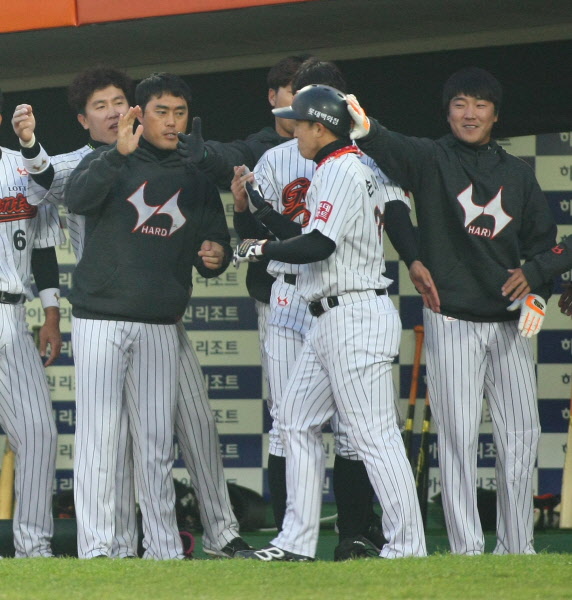 손아섭선수의 마수걸이 선취점 홈런